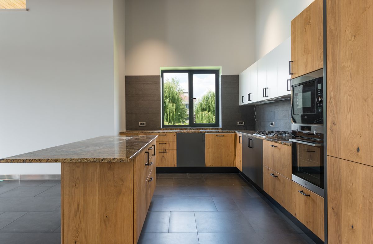 Modern fitted kitchen by First Choice Building Services